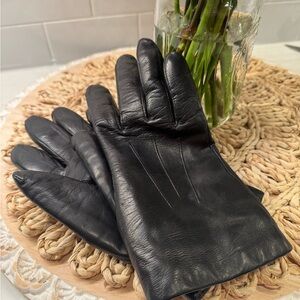 Sleek Black Leather Gloves with Rabbit Fur Lining